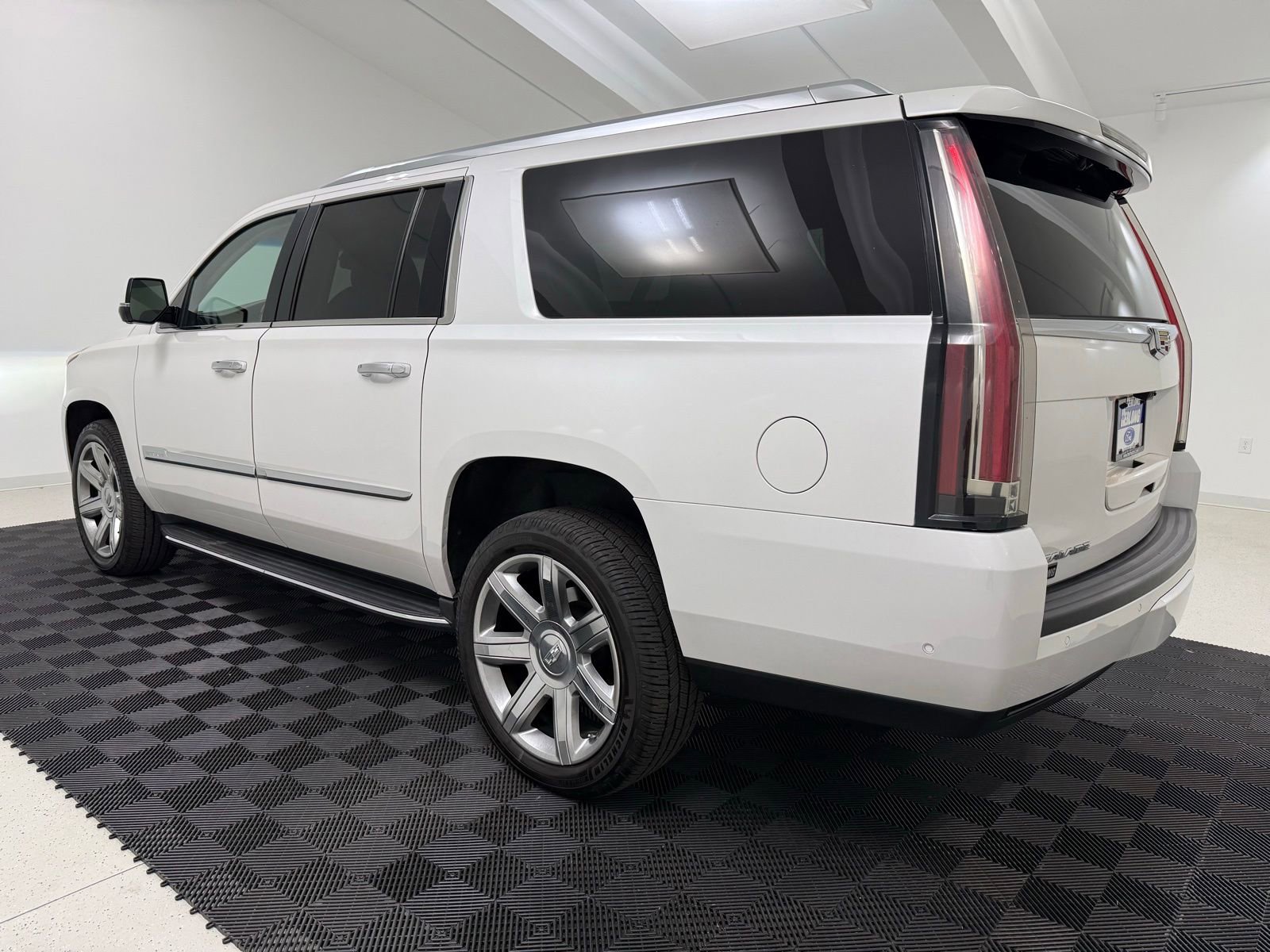 Used 2019 Cadillac Escalade ESV Luxury AWD/4WD image 5