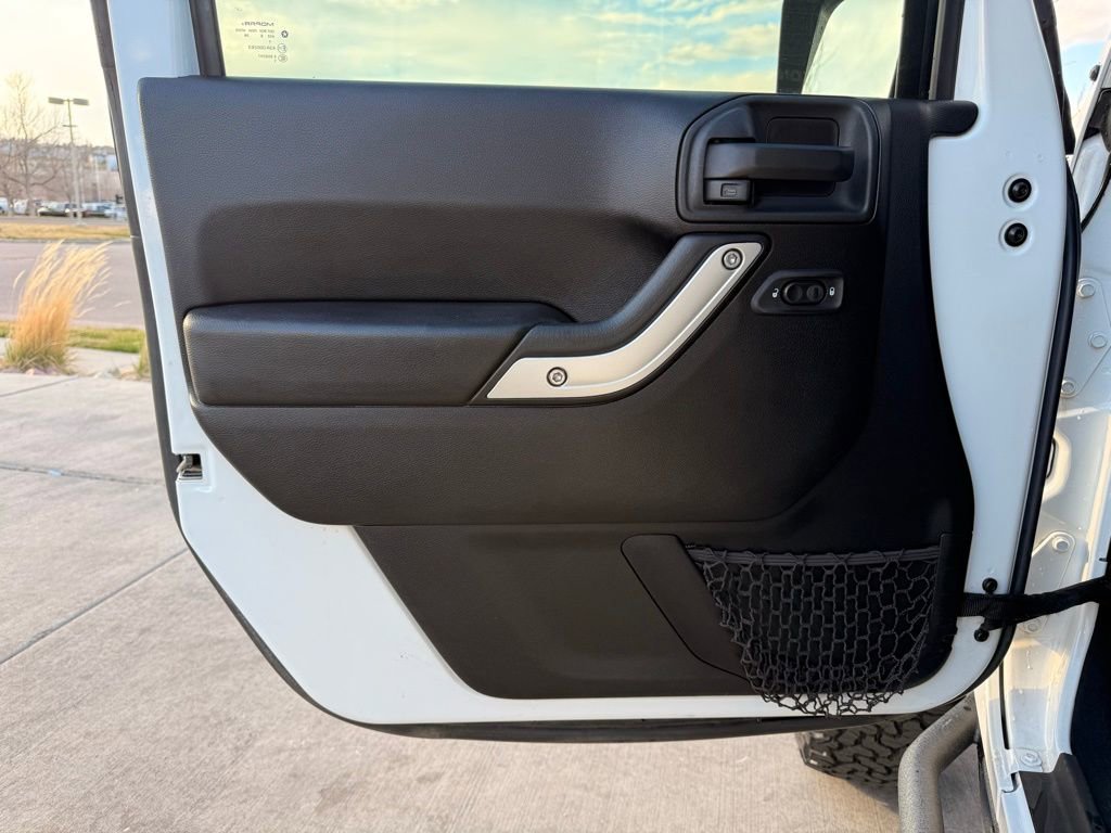 Used 2016 Jeep Wrangler Unlimited Rubicon w/ Connectivity Group image 11