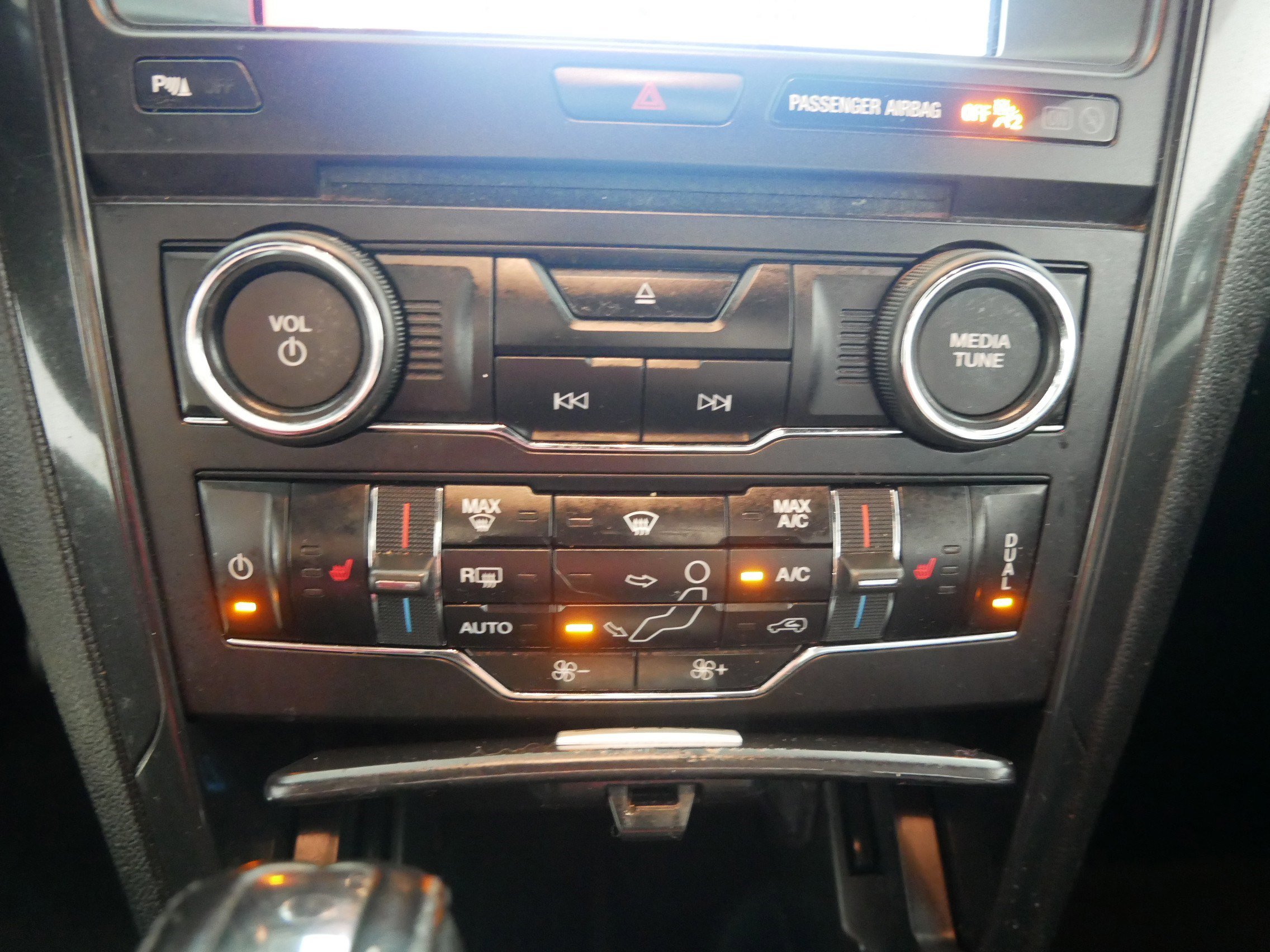 Used 2017 Ford Explorer XLT w/ Equipment Group 202A AWD/4WD image 23