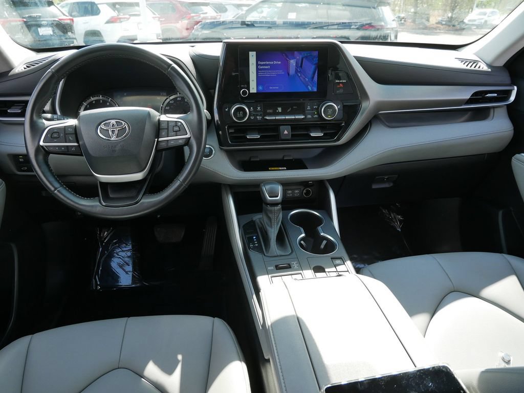 Used 2023 Toyota Highlander XLE AWD/4WD image 13