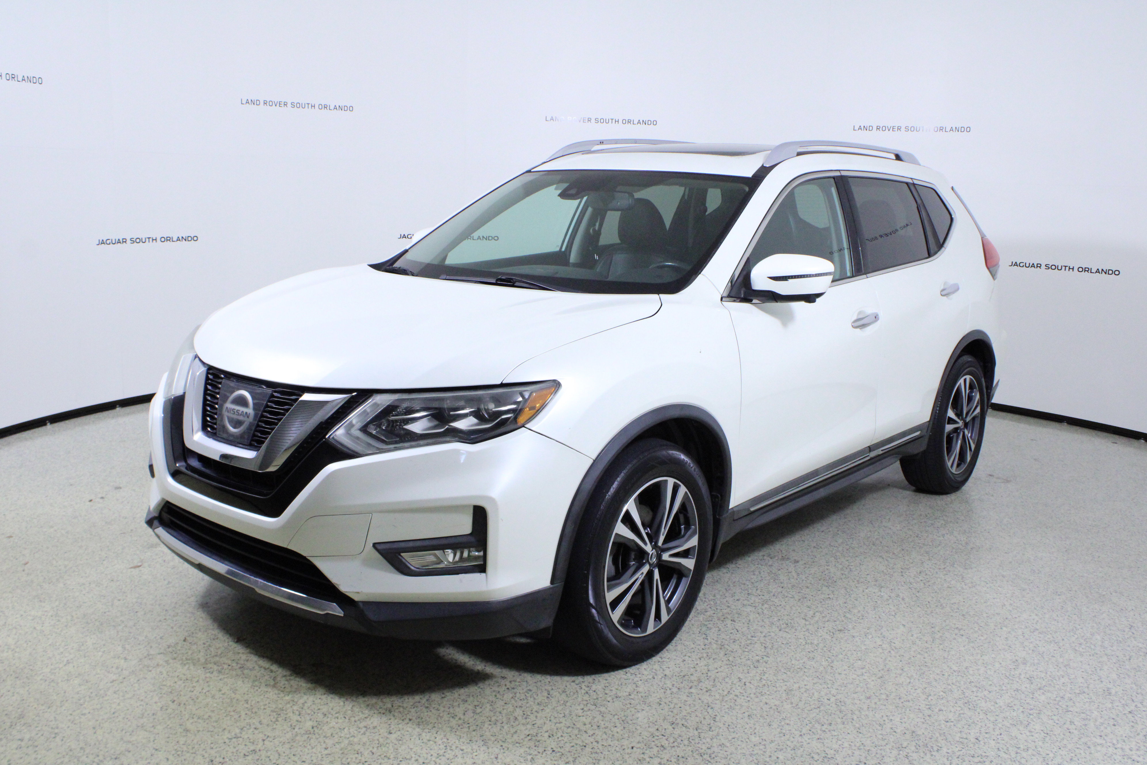 Used 2017 Nissan Rogue SL w/ SL Premium Package image 4