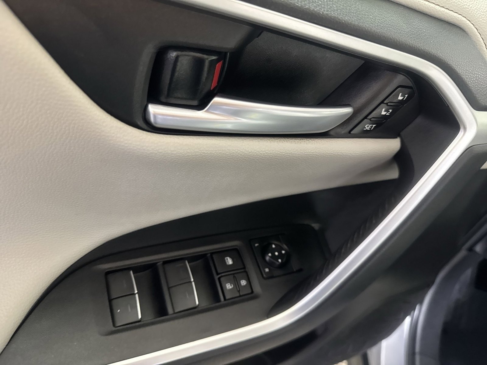 Used 2023 Toyota RAV4 Limited image 15