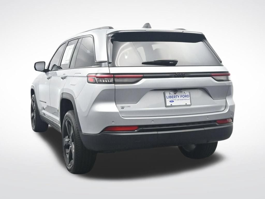 Used 2024 Jeep Grand Cherokee Altitude RWD image 9