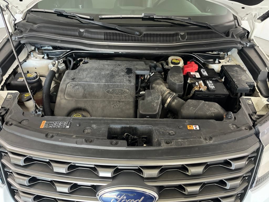 Used 2017 Ford Explorer XLT w/ Equipment Group 202A AWD/4WD image 9