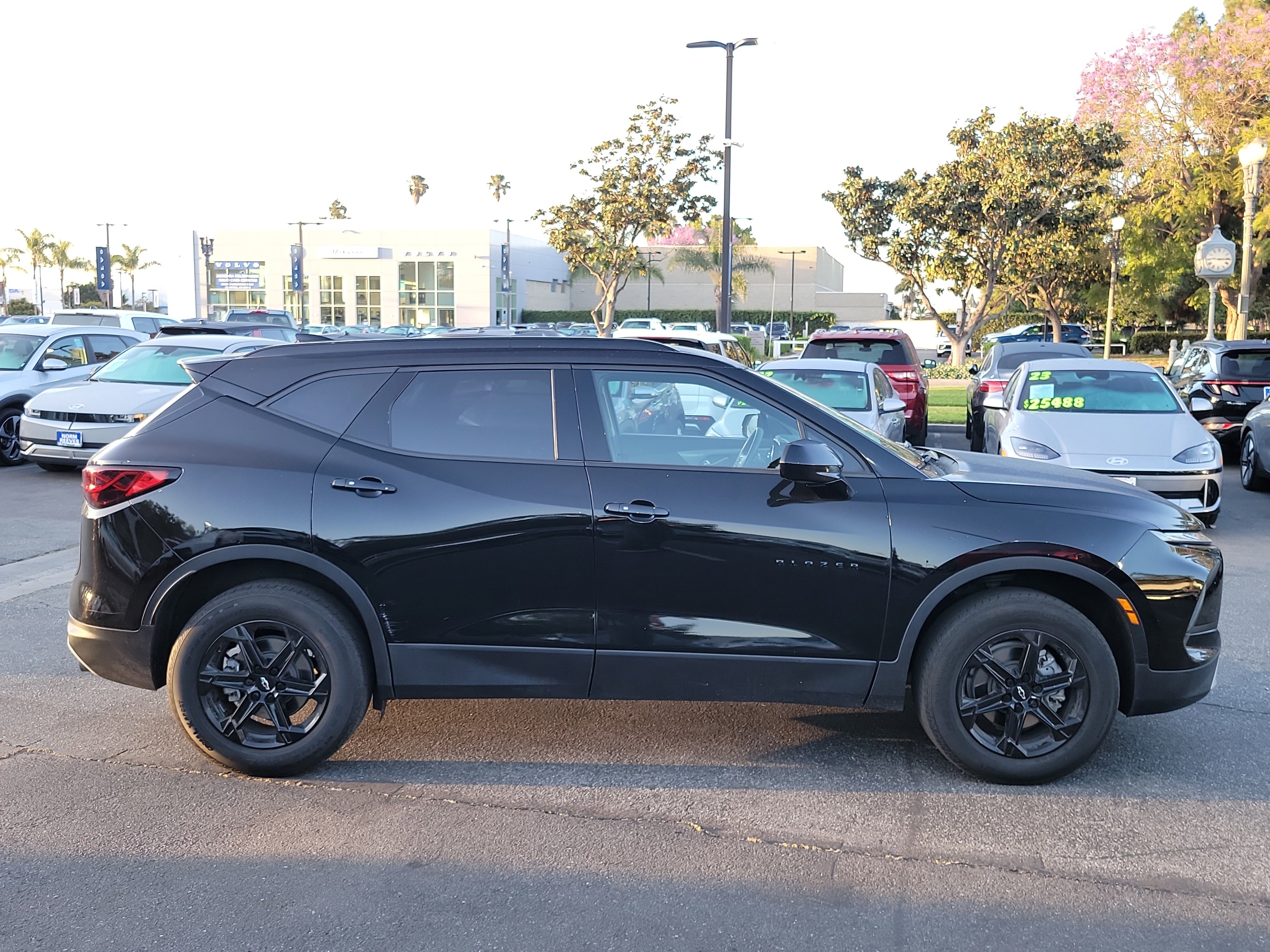 Used 2023 Chevrolet Blazer LT w/ Midnight/Sport Edition FWD image 5