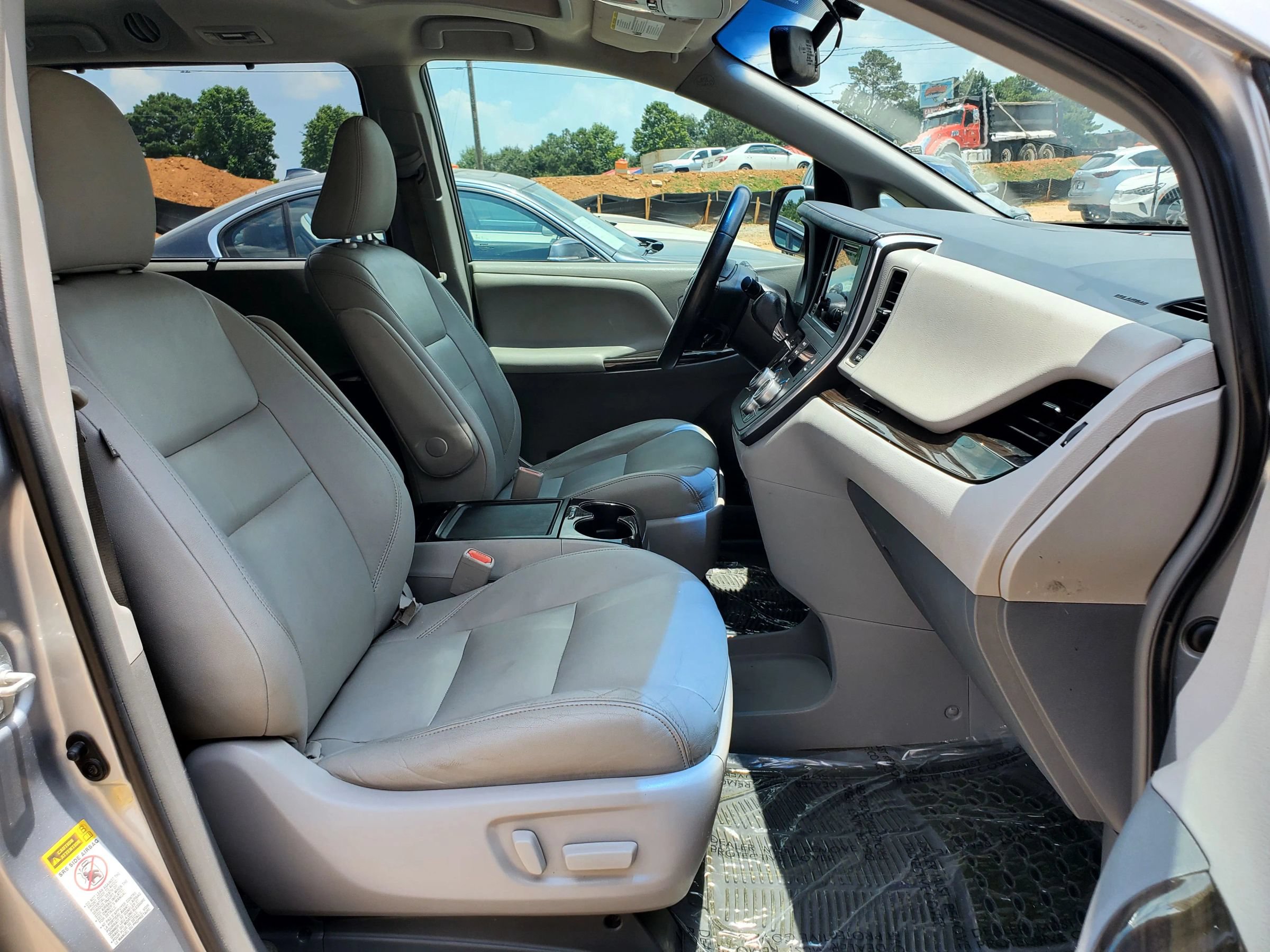 Used 2015 Toyota Sienna XLE FWD image 4