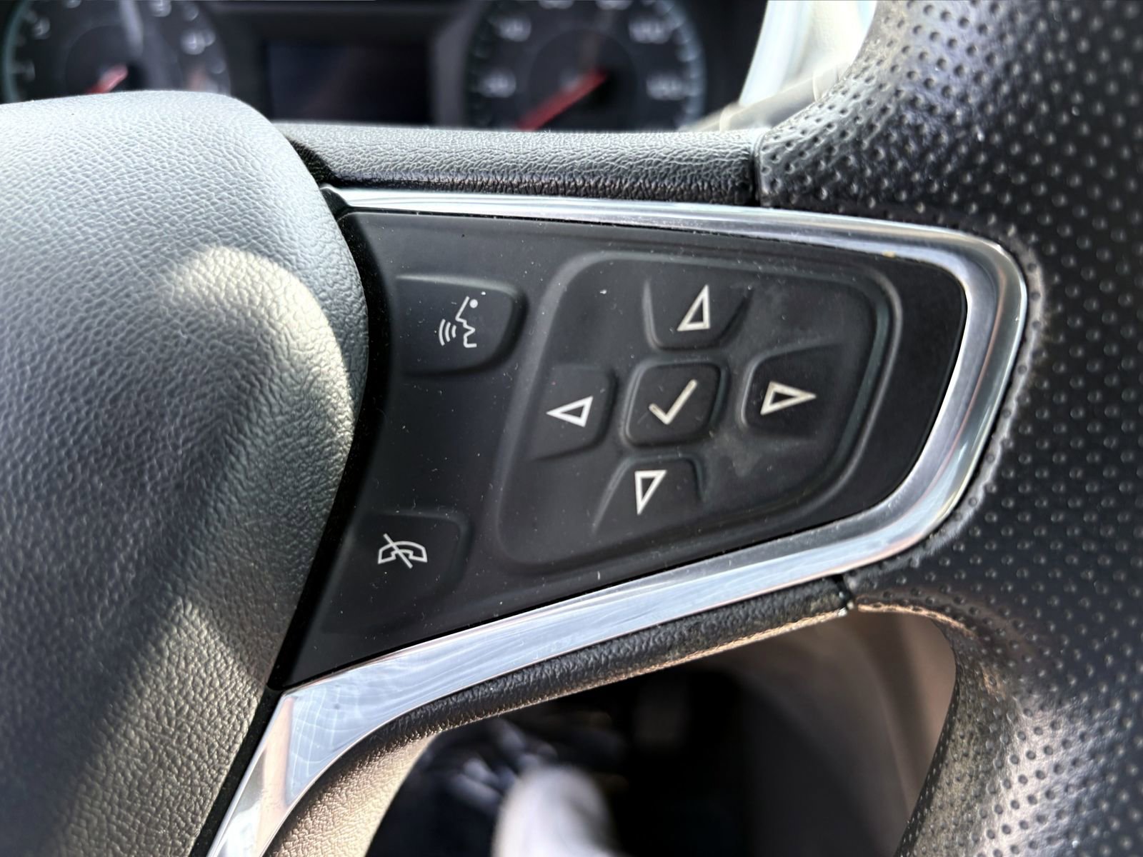 Used 2020 Chevrolet Equinox LS w/ LS Convenience Package image 14