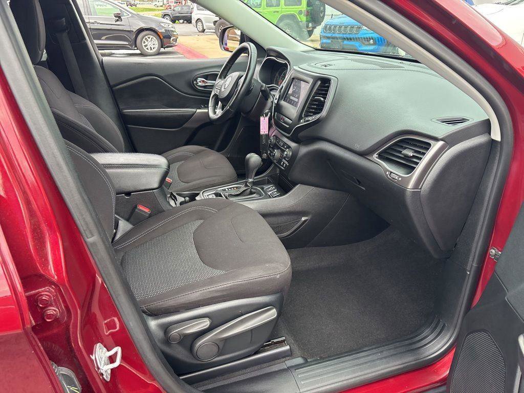Used 2019 Jeep Cherokee Latitude w/ Cold Weather Group FWD image 14