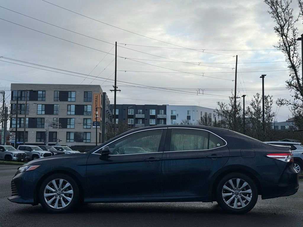 Used 2018 Toyota Camry LE image 2