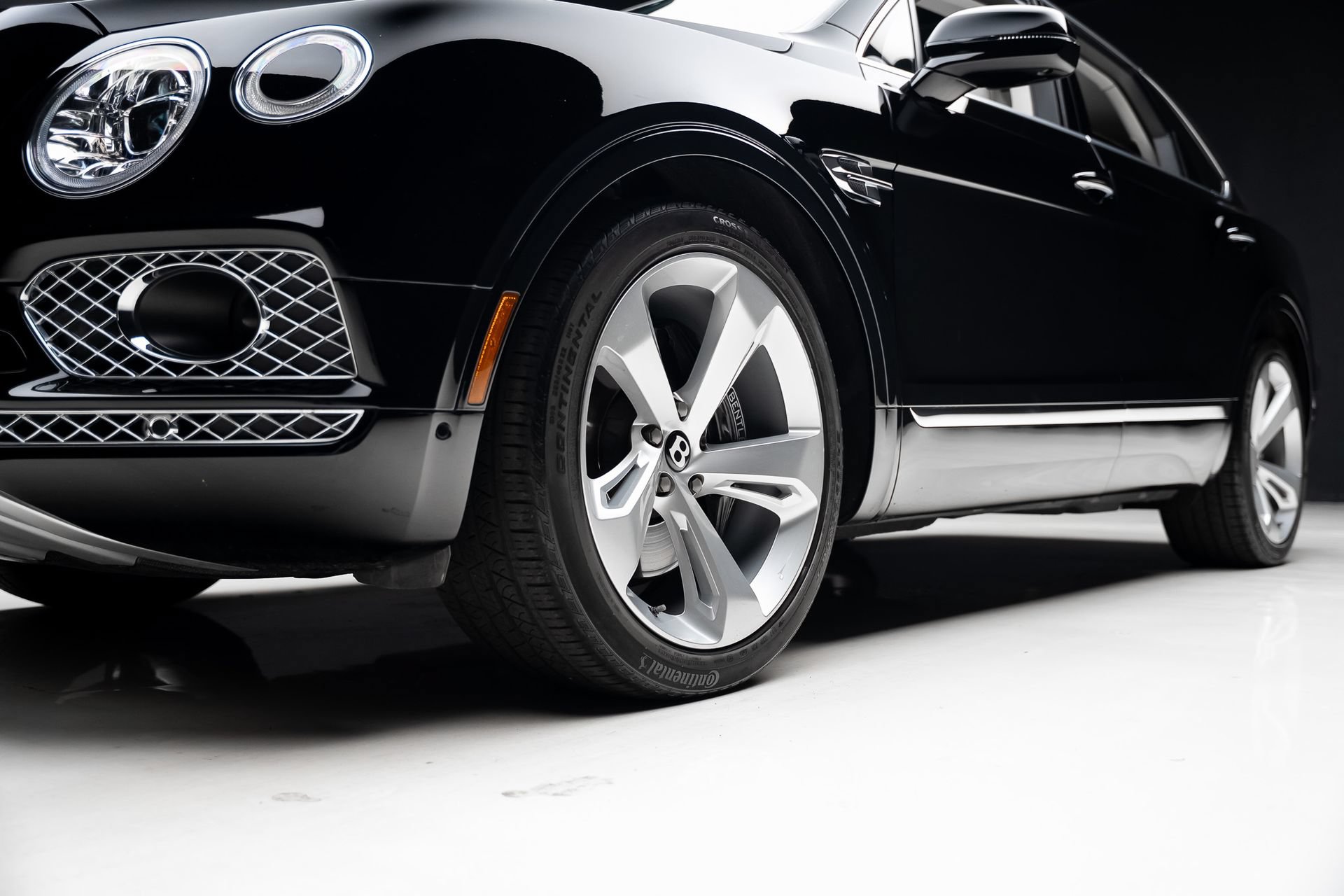 Used 2018 Bentley Bentayga AWD/4WD image 76