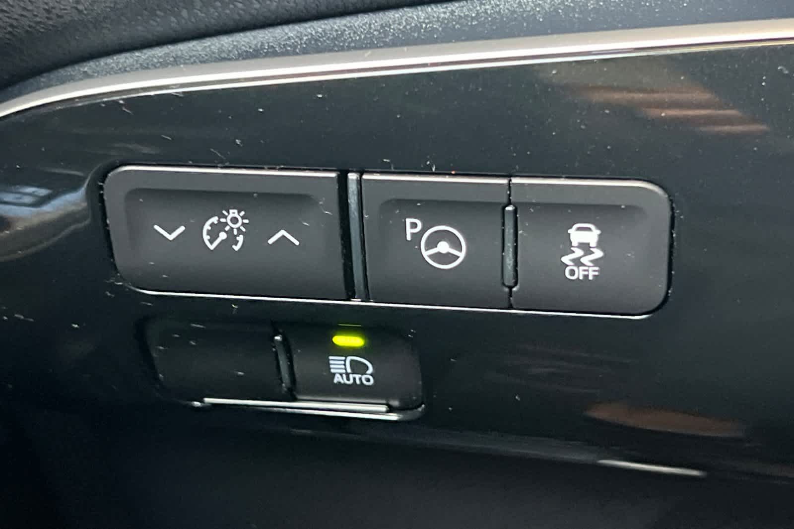 Certified 2022 Toyota Prius LE FWD image 29