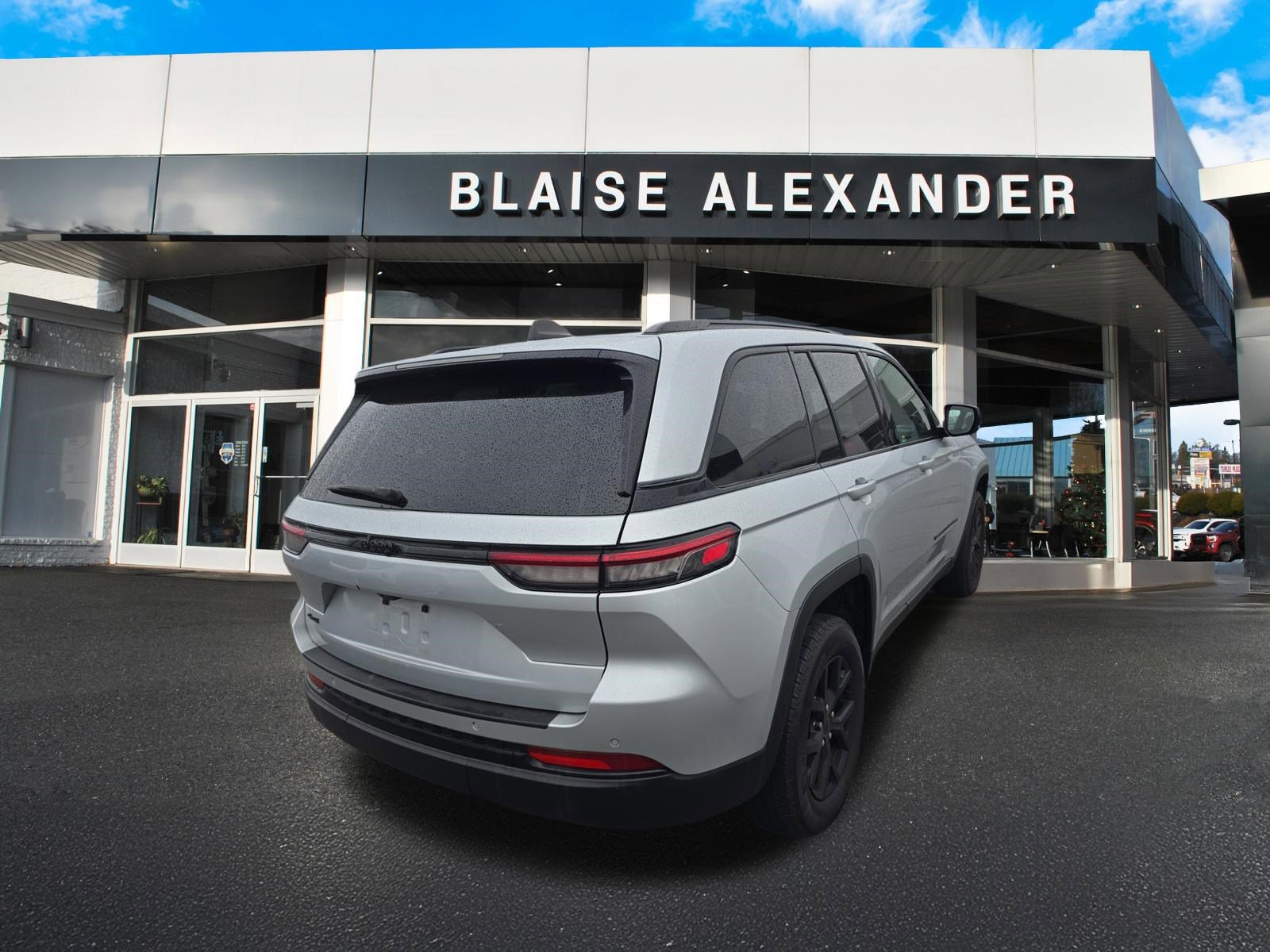 Used 2024 Jeep Grand Cherokee Altitude AWD/4WD image 3