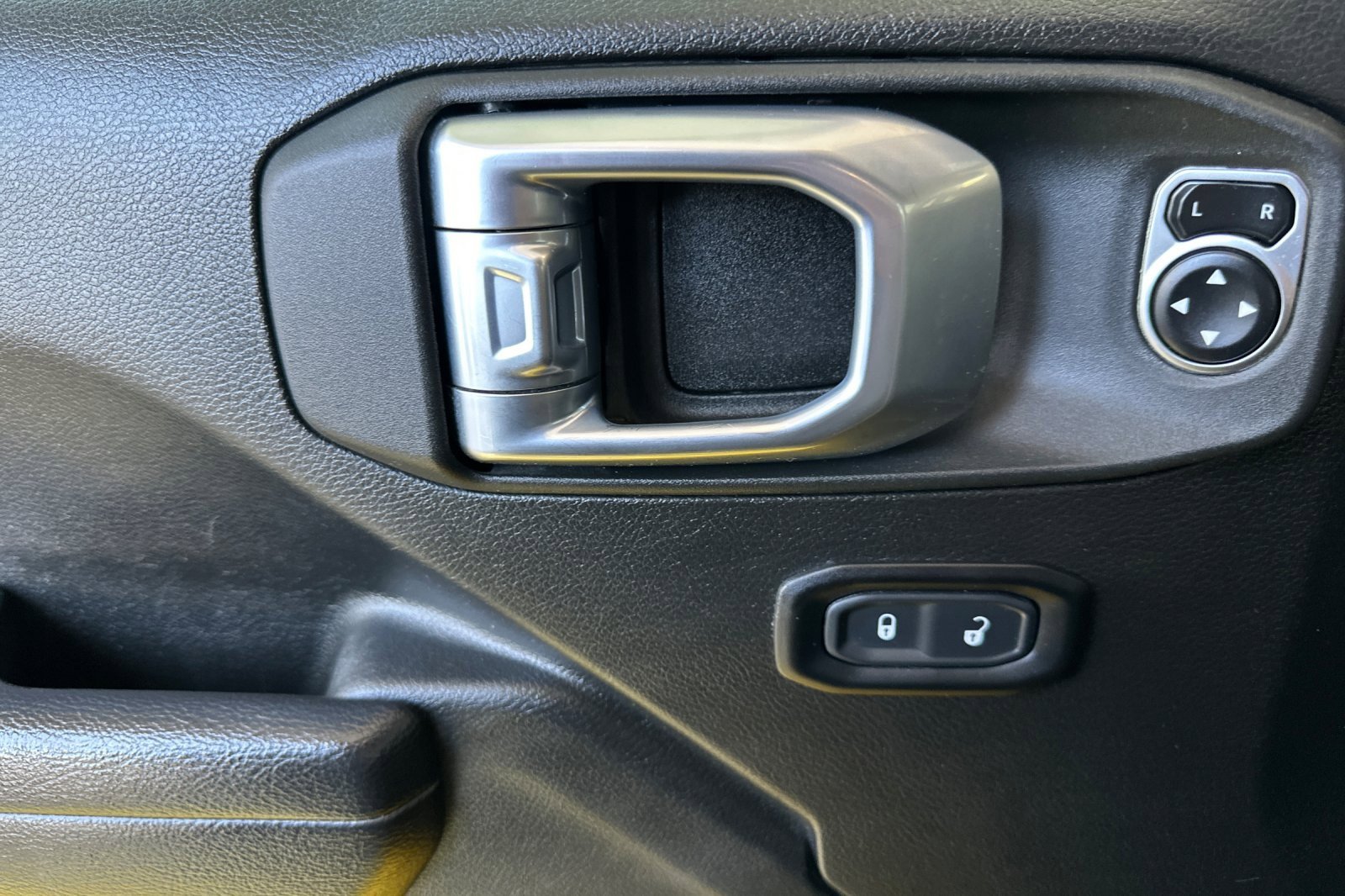 Used 2024 Jeep Wrangler Rubicon w/ Convenience Group image 11