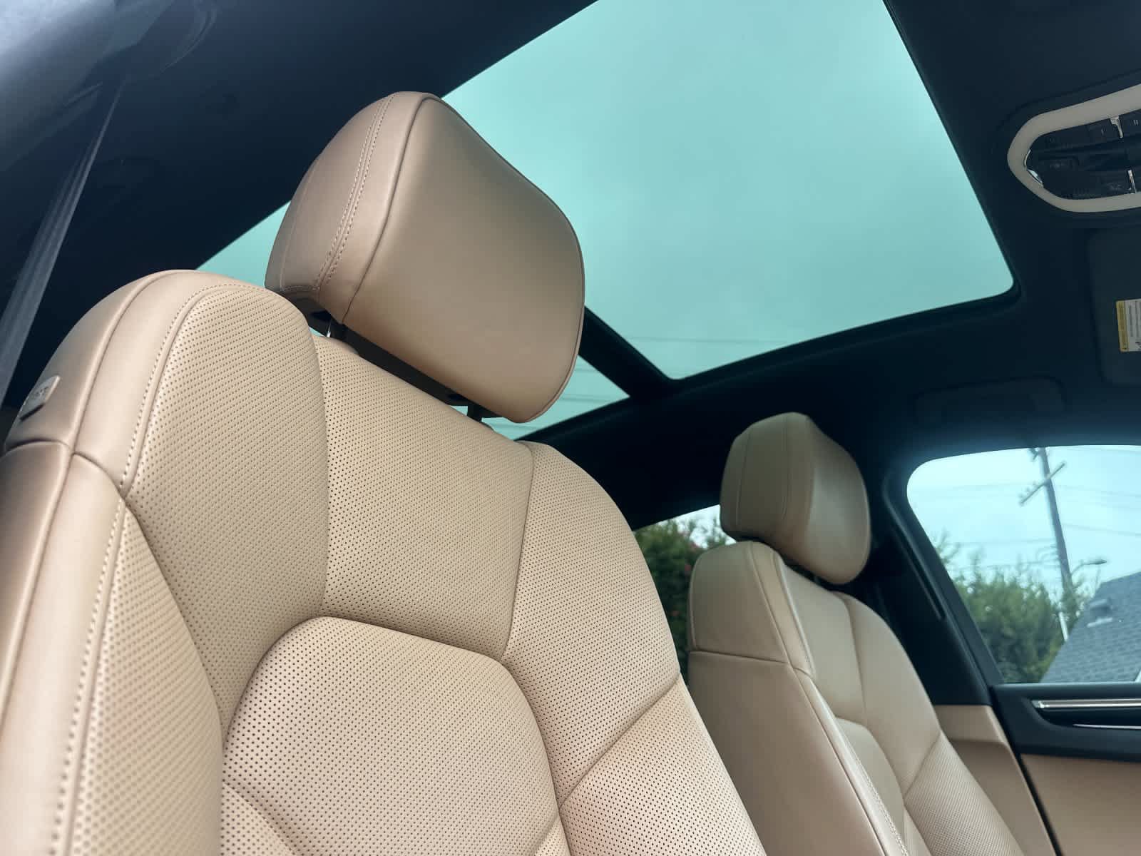 Certified 2024 Porsche Macan AWD/4WD image 18