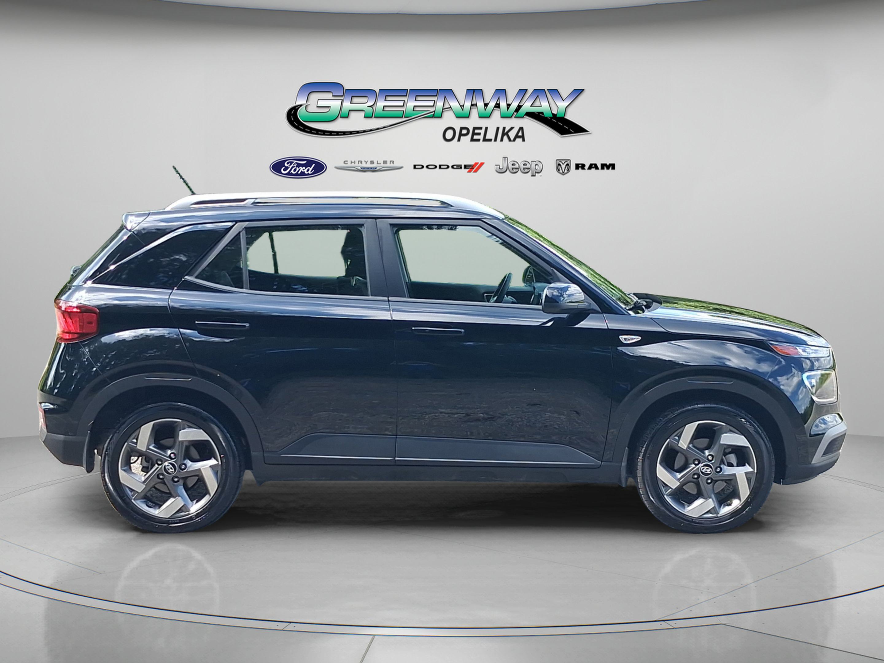 Used 2025 Hyundai Venue SEL FWD image 2