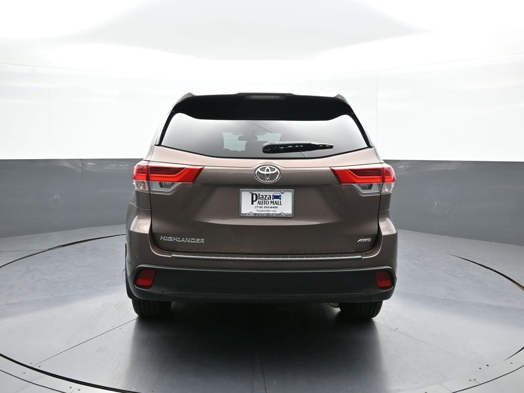 Certified 2018 Toyota Highlander LE image 7