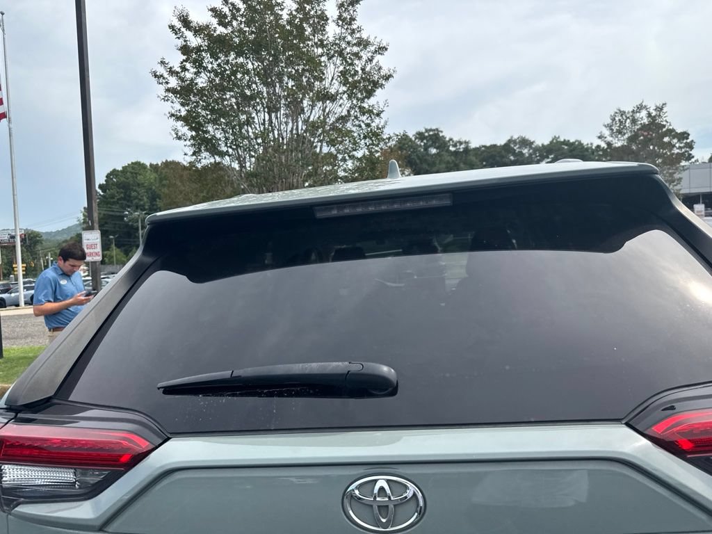 Used 2020 Toyota RAV4 XLE w/ Convenience Package FWD image 6
