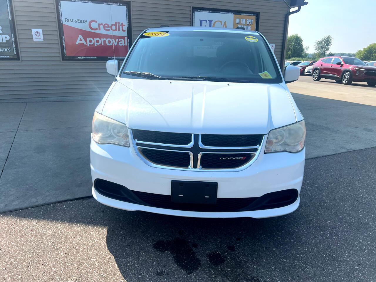 Used 2014 Dodge Grand Caravan SXT image 2