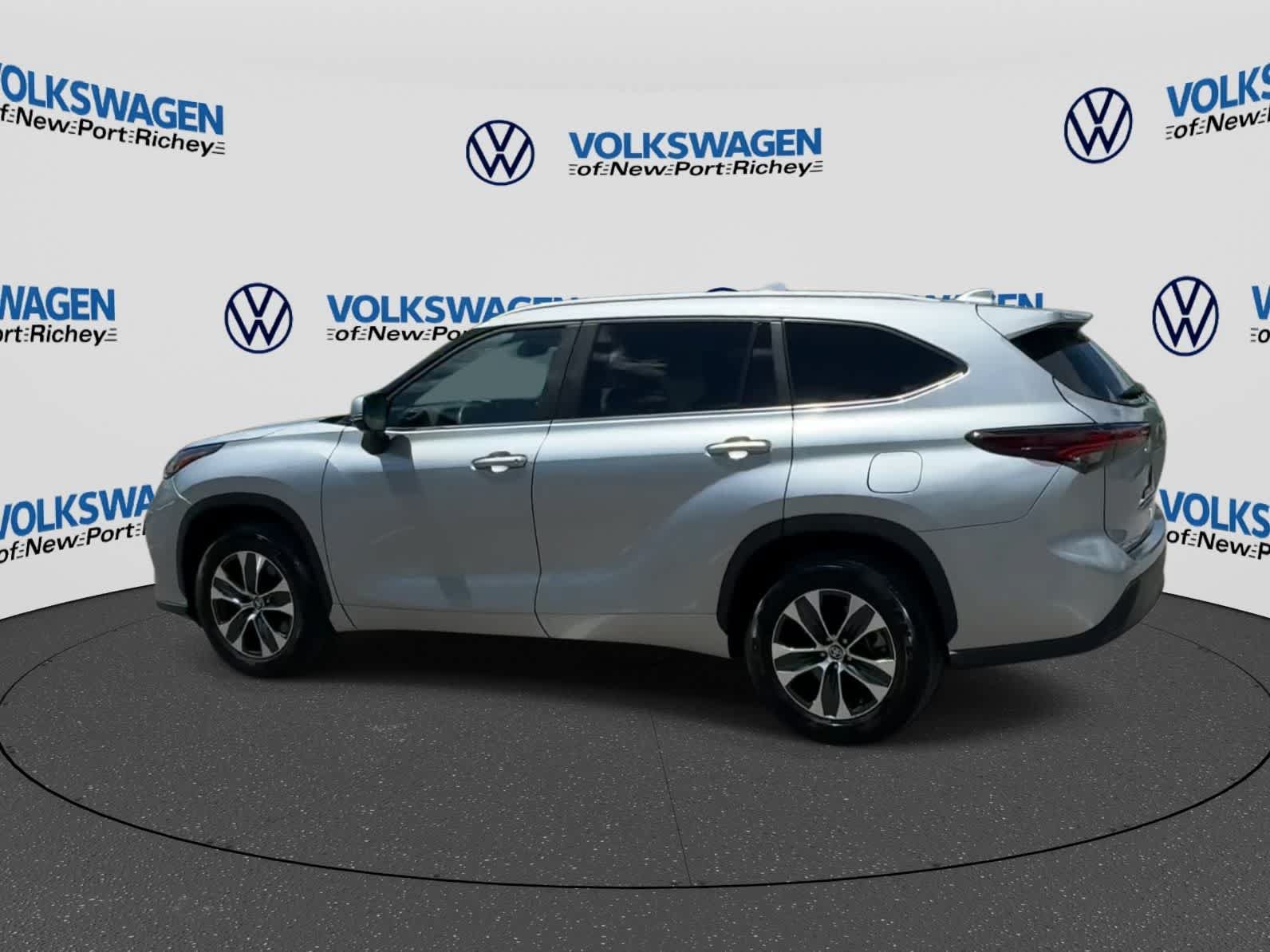 Used 2025 Toyota Highlander XLE FWD image 5