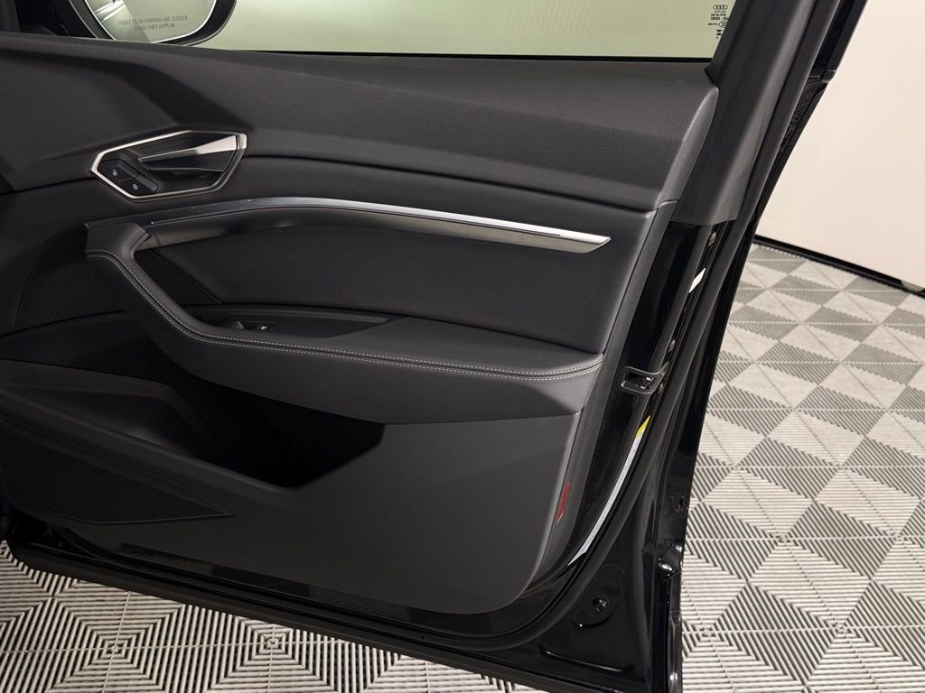 Used 2024 Audi Q8 e-tron Premium image 32