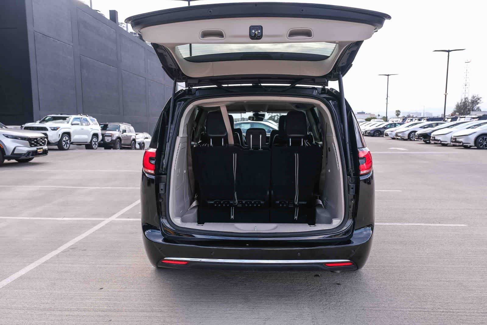 Used 2023 Chrysler Pacifica Touring-L FWD image 28