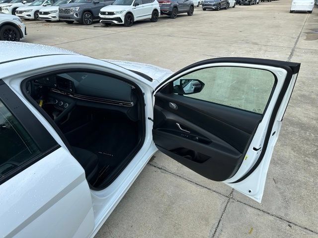 Used 2026 Hyundai Elantra SE FWD image 16