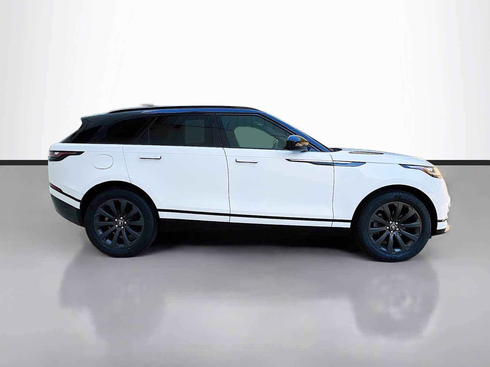 Certified 2022 Land Rover Range Rover Velar R-Dynamic S image 7