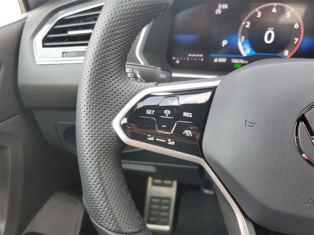 Used 2023 Volkswagen Tiguan SE R-Line image 17