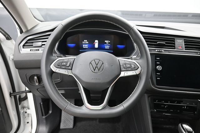 Used 2023 Volkswagen Tiguan SE w/ Panoramic Sunroof Package FWD image 16