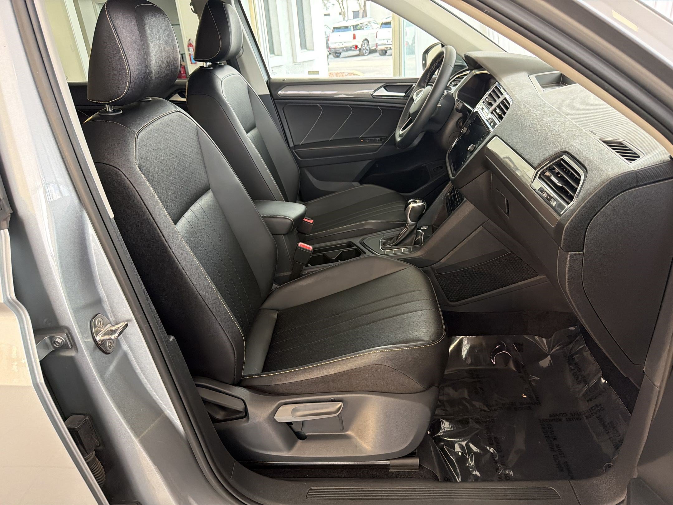 Used 2022 Volkswagen Tiguan SE FWD image 23
