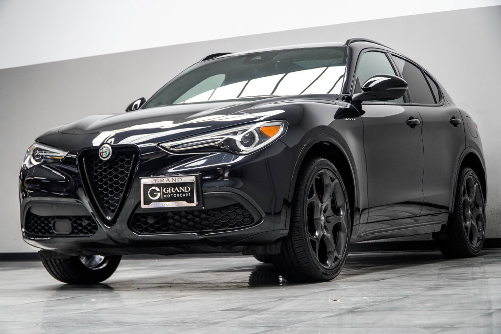 Used 2023 Alfa Romeo Stelvio Veloce AWD/4WD image 14