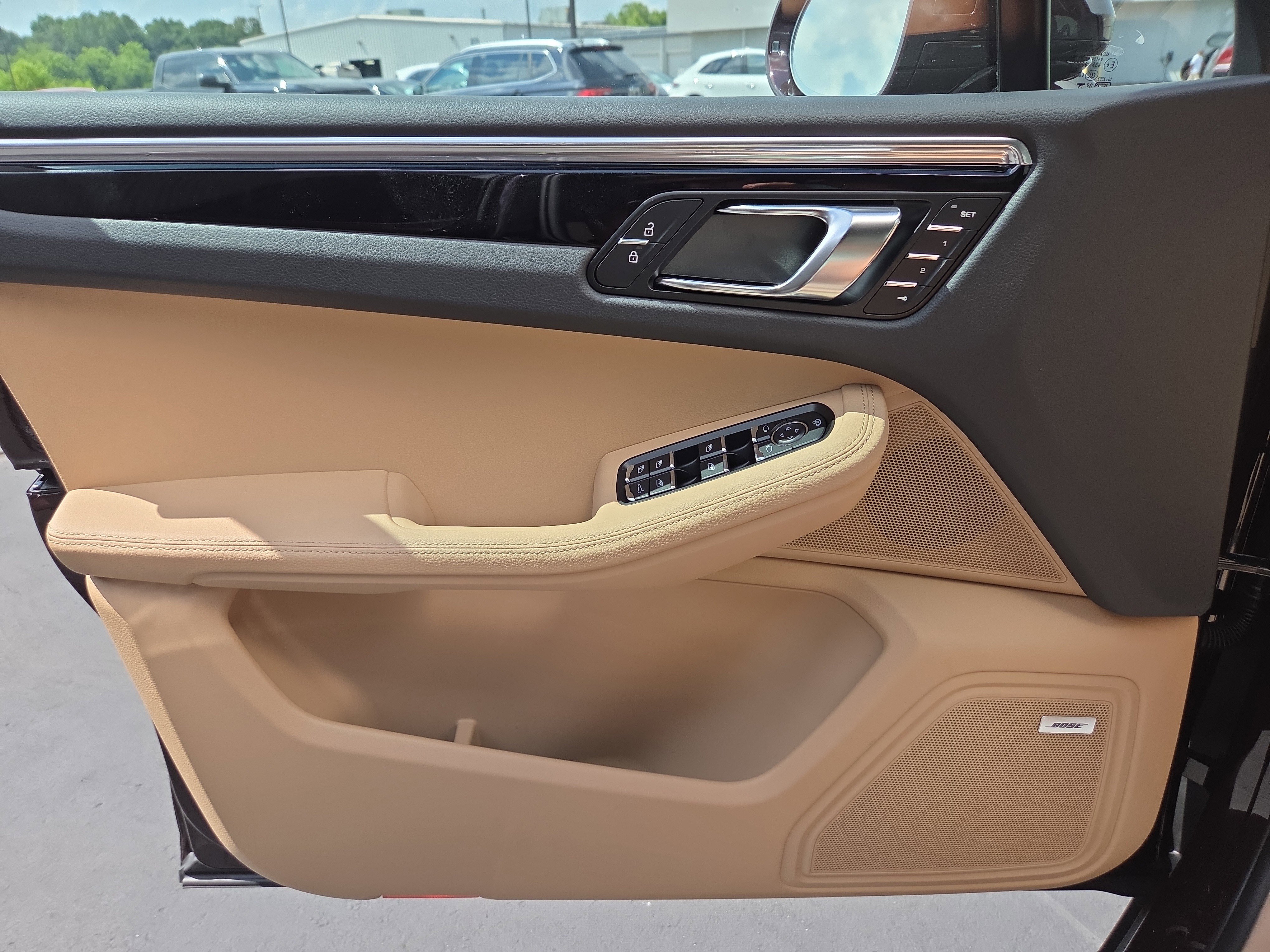 Used 2025 Porsche Macan AWD/4WD image 17