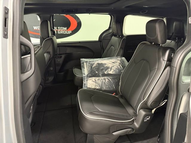 New 2026 Chrysler Pacifica Limited w/ S Appearance Package FWD image 16