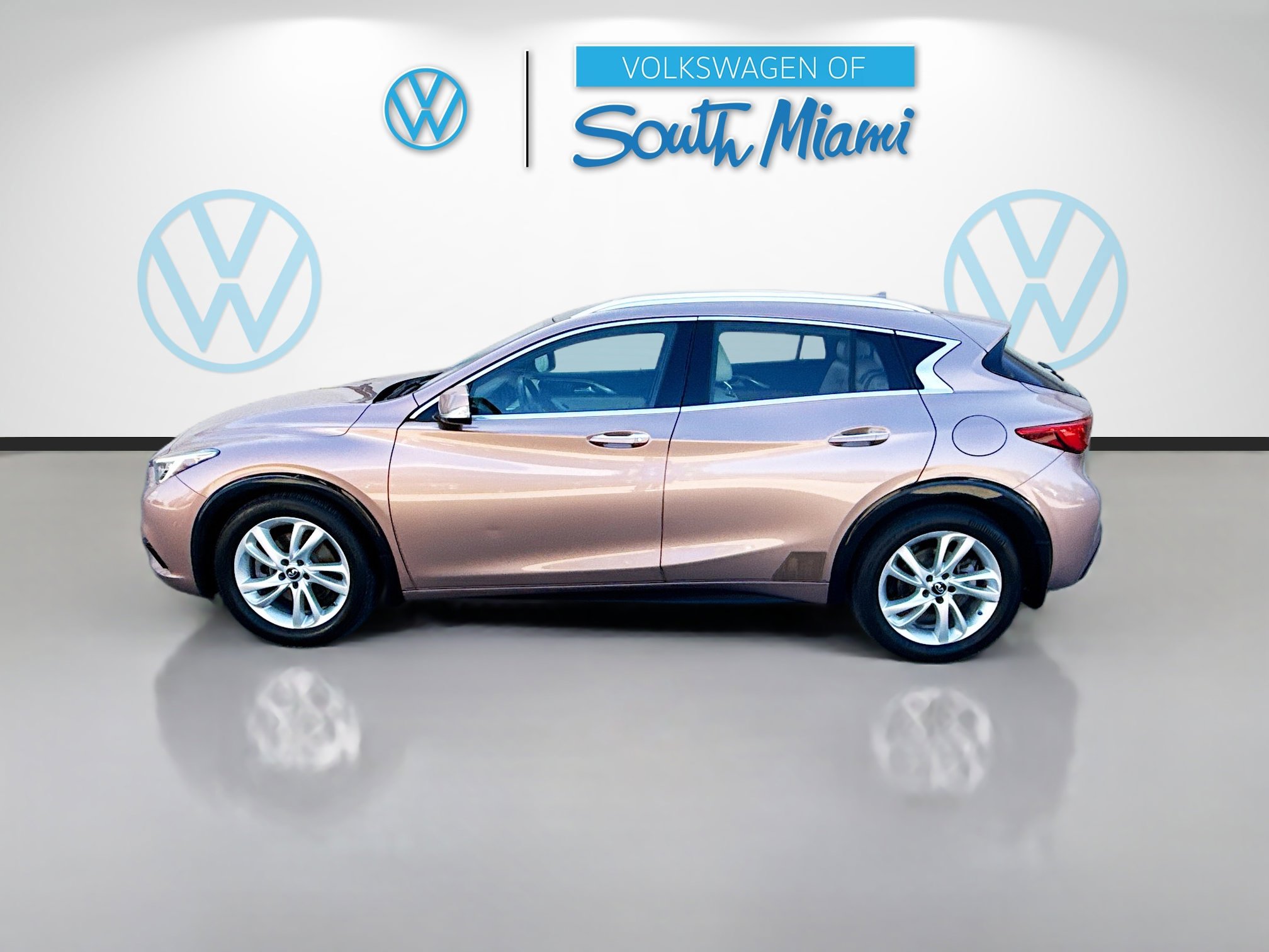 Used 2017 INFINITI QX30 Premium w/ Navigation Package image 4