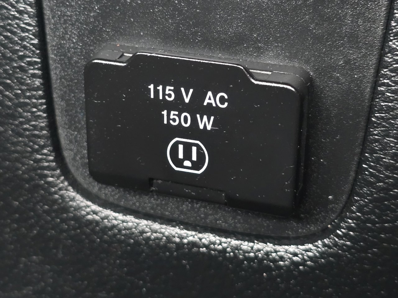 Used 2018 Jeep Wrangler Sahara w/ Connectivity Group image 8