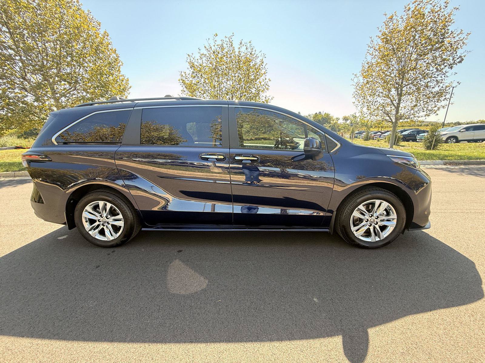Used 2025 Toyota Sienna XLE w/ XLE Plus Package AWD/4WD image 4