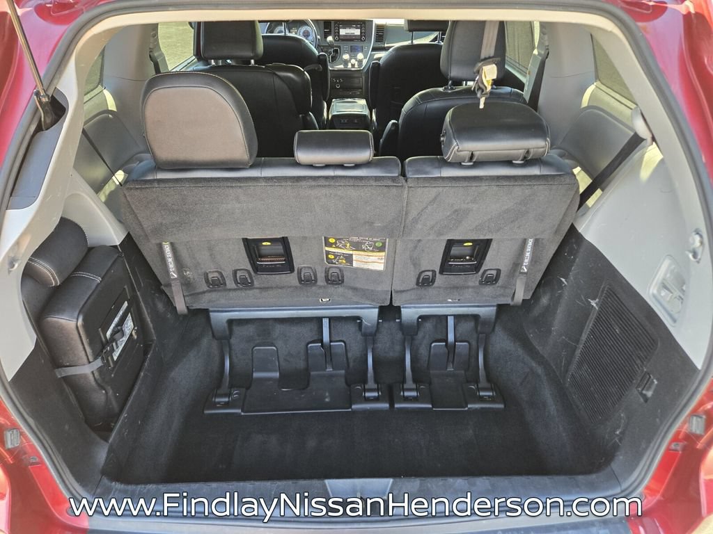 Used 2018 Toyota Sienna SE Premium w/ Carpet Mat Package FWD image 15
