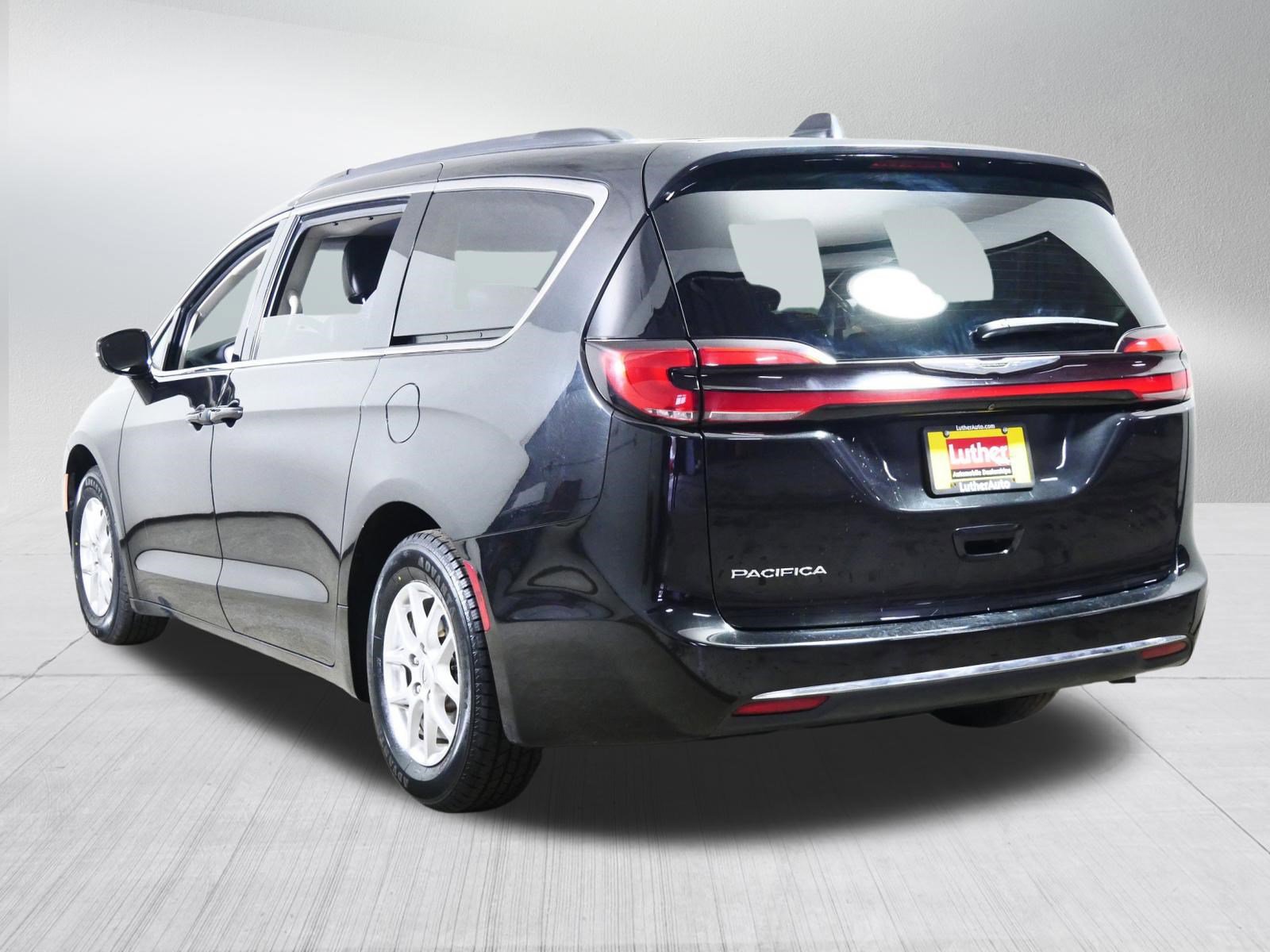 Used 2022 Chrysler Pacifica Touring-L image 5