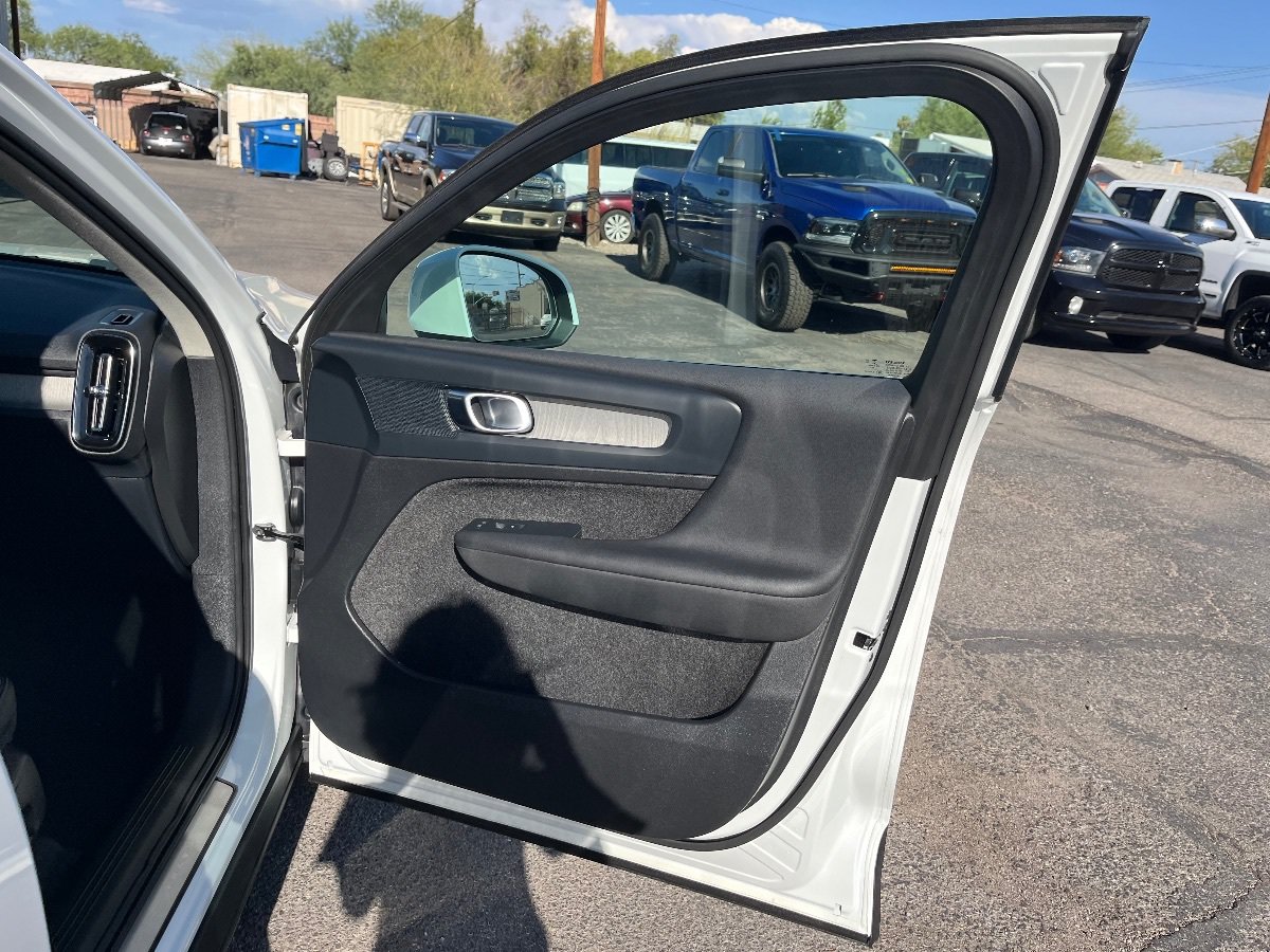 Used 2023 Volvo XC40 B5 Plus AWD/4WD image 39