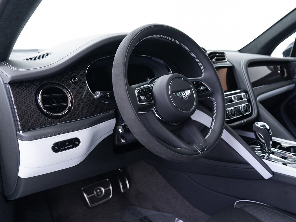 Used 2025 Bentley Bentayga image 14