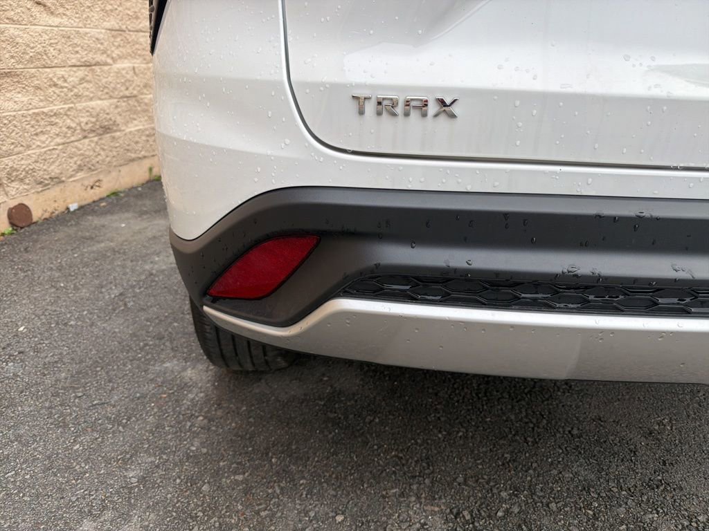 Used 2024 Chevrolet Trax LT FWD image 8