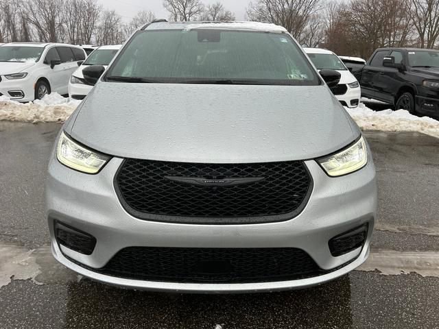 New 2026 Chrysler Pacifica Limited w/ Uconnect Theater Family Group image 8