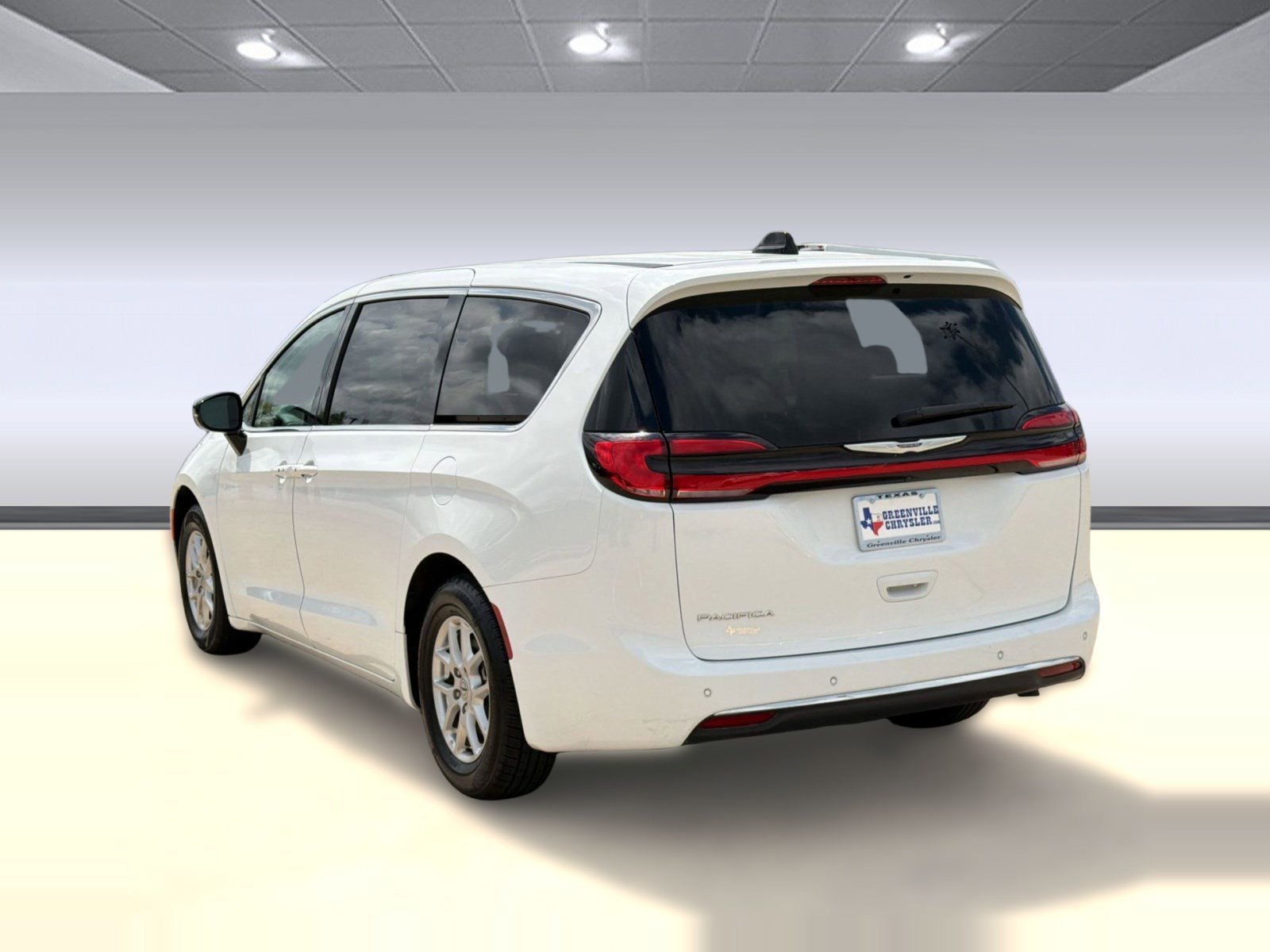 Used 2024 Chrysler Pacifica Touring-L image 3