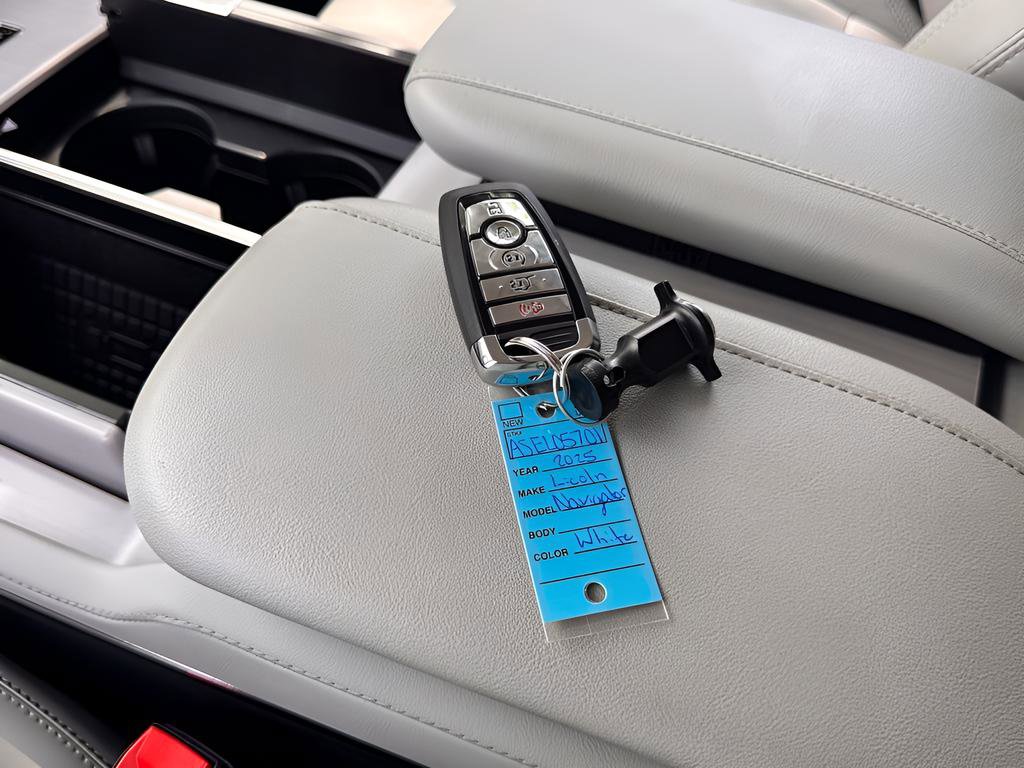 Used 2025 Lincoln Navigator L Reserve image 34