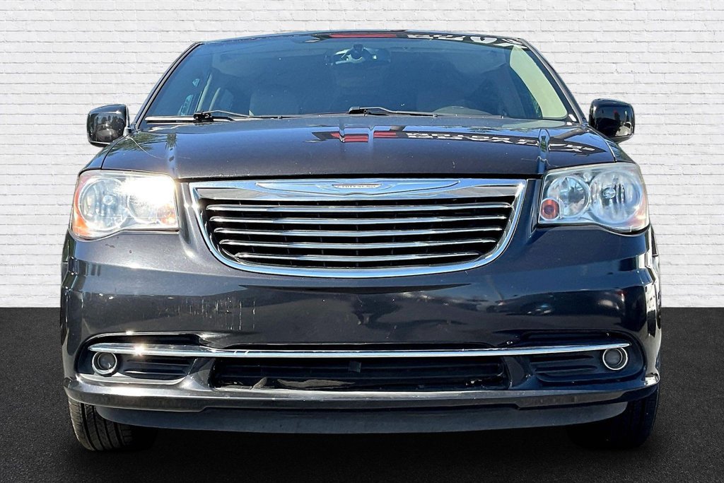 Used 2015 Chrysler Town & Country Touring FWD image 2