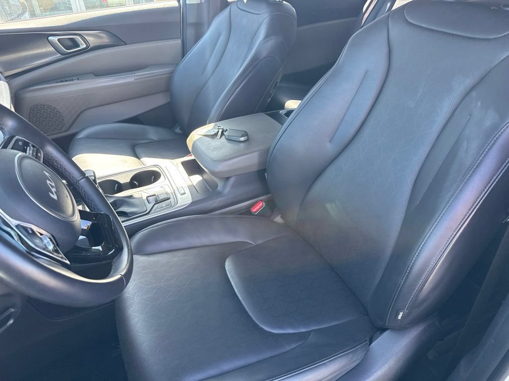Used 2025 Kia Carnival FWD image 24