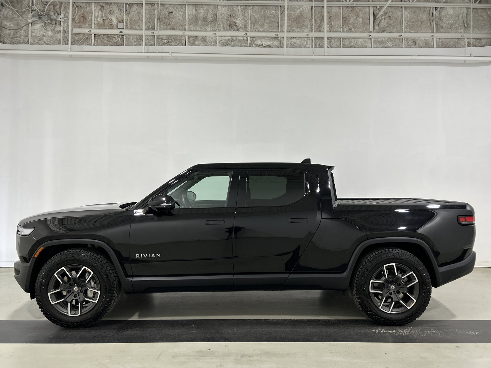 Used 2025 Rivian R1T Adventure AWD/4WD image 2
