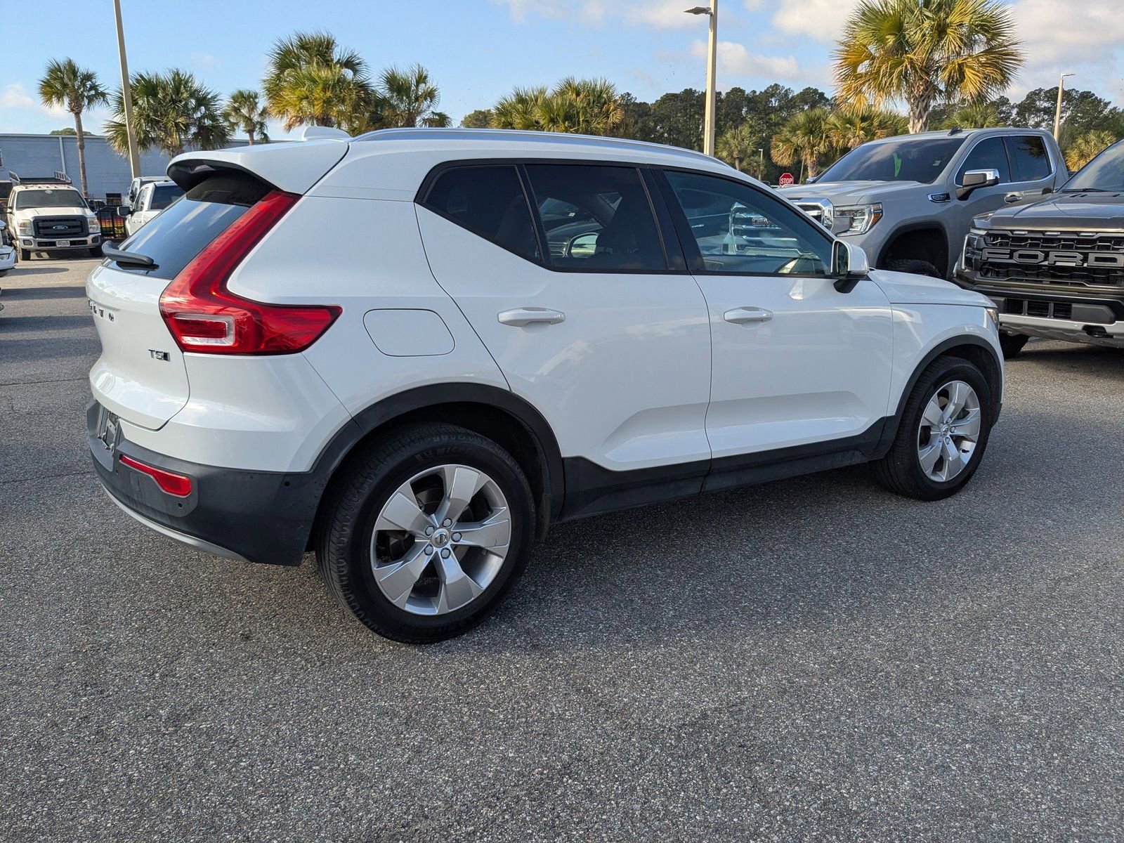 Used 2019 Volvo XC40 T5 Momentum image 4