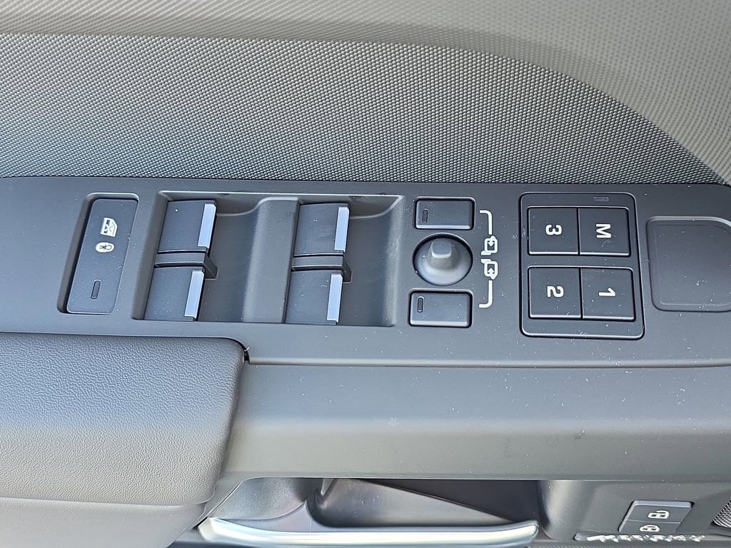 New 2026 Land Rover Defender 110 X-Dynamic SE image 28