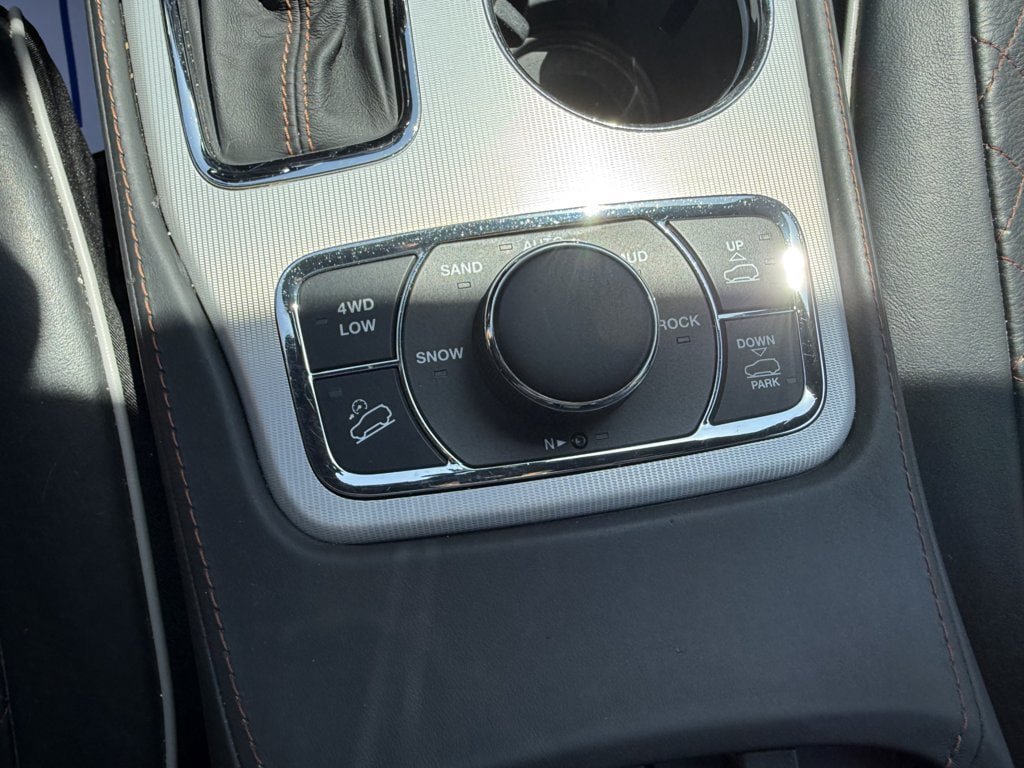 Used 2020 Jeep Grand Cherokee Summit AWD/4WD image 33